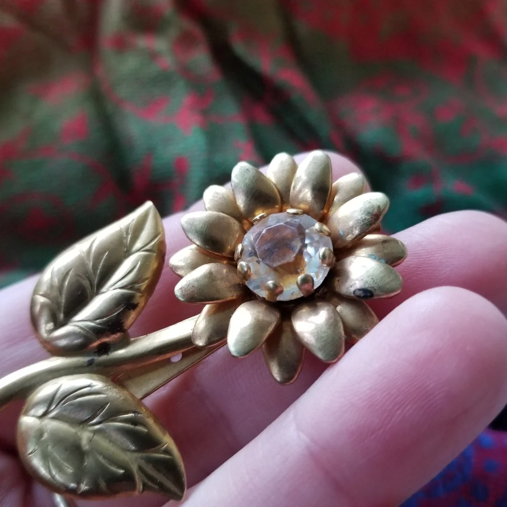 Vintage daisy flower brooch gold tone clear rhinestone flower pin